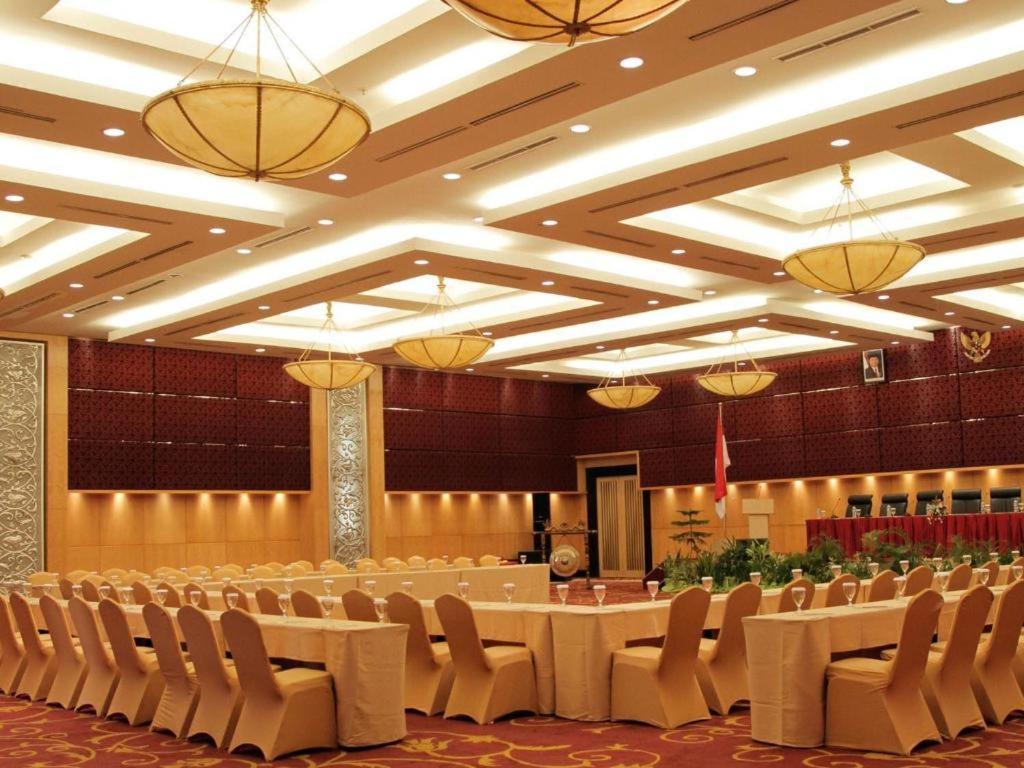 Grand Basko Hotel Padang  Exterior photo
