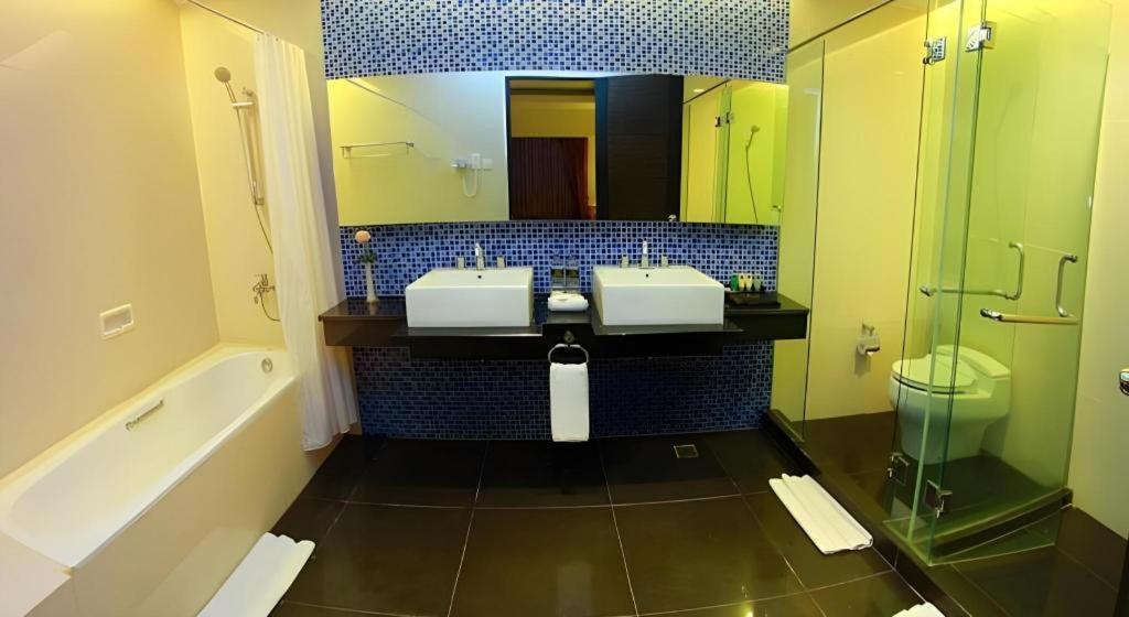 Grand Basko Hotel Padang  Exterior photo